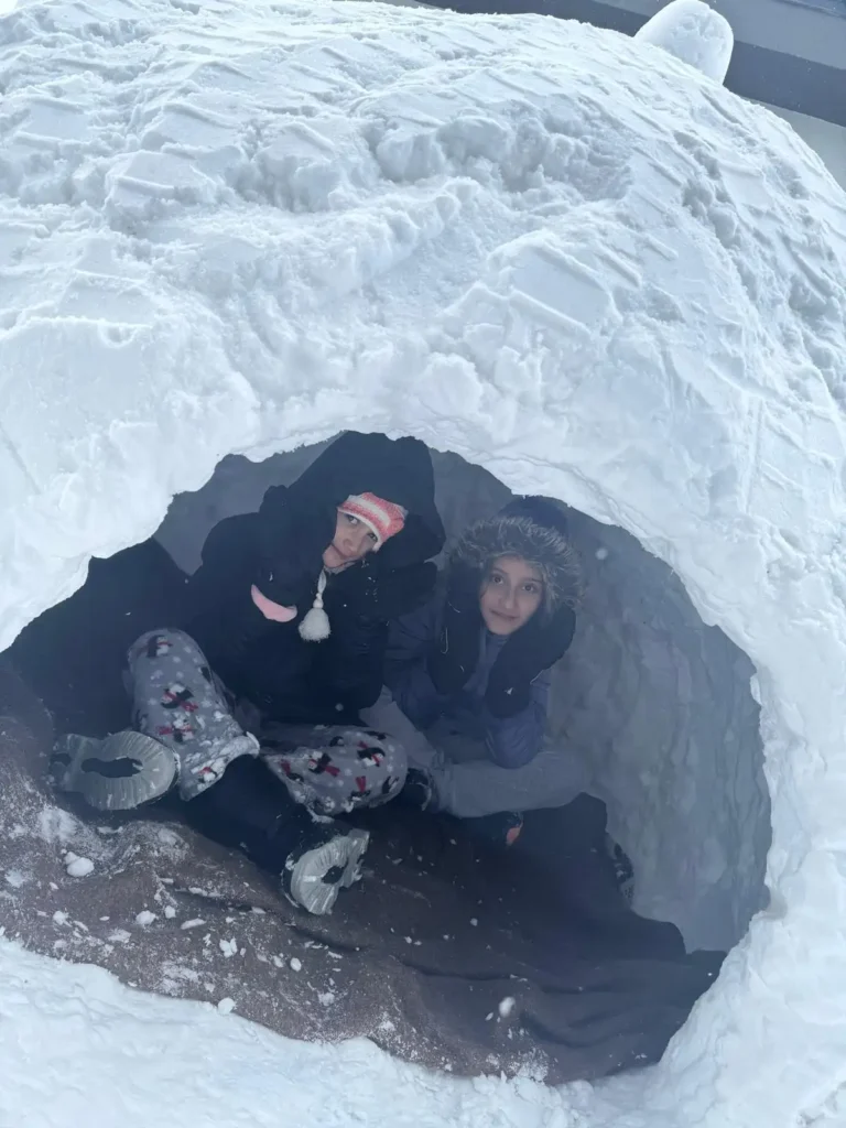 Kar sanatı: Miniklerden mahalleye ıgloo sürprizi