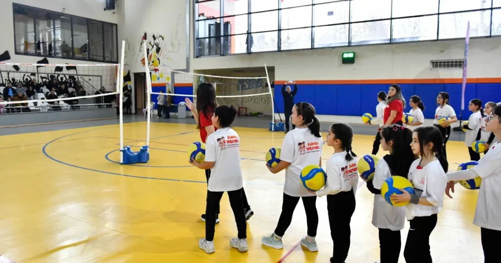 “Fabrika Voleybol” Projesi Sayesinde 290 Çocuk Fileyle Tanıştı