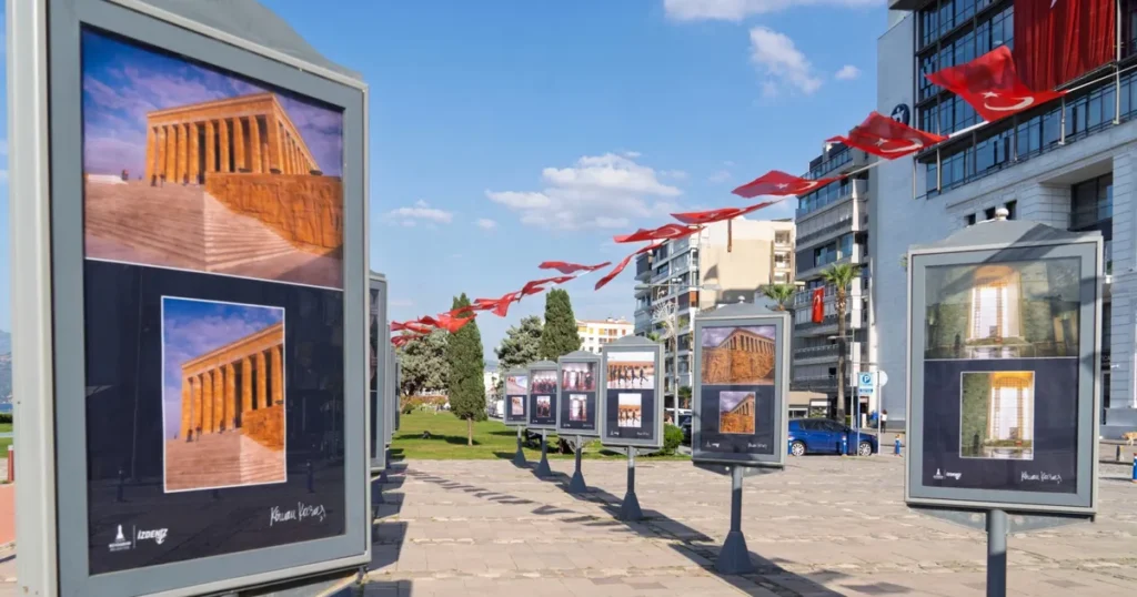 Gazeteci Korcan Karar’ın “Anıtkabir” sergisi İzmir’de açıldı