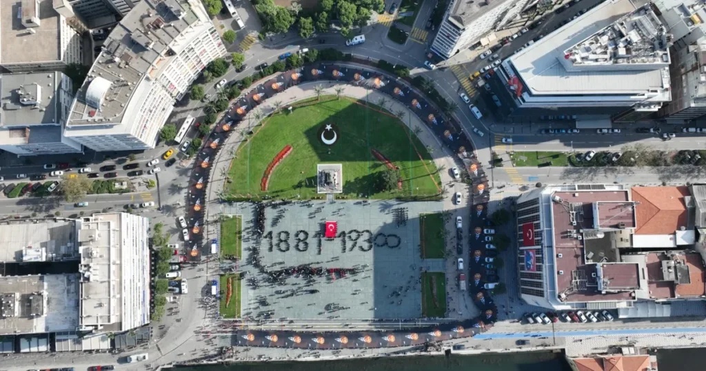 İzmir Ata’sına 350 metrelik posterle yürüdü