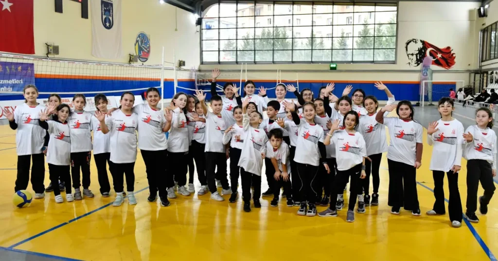 Fabrika Voleybol Ankaralı çocukları fileyle tanıştırdı