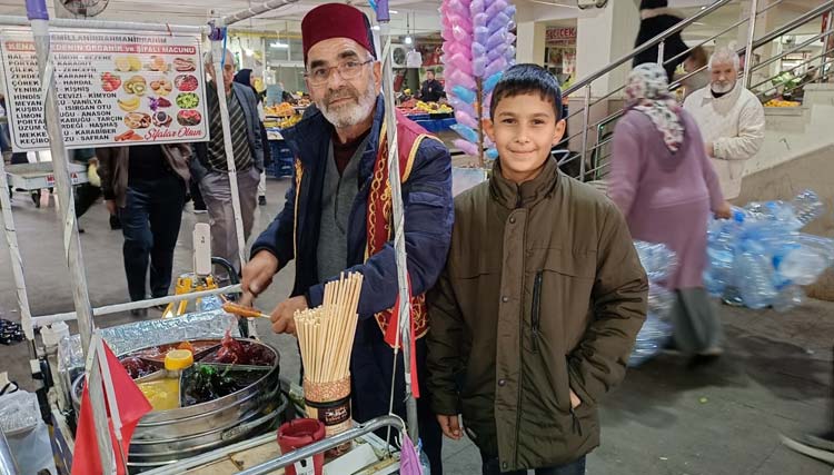 Kenan Dede’nin tezgâhında tatlıdan fazlası var
